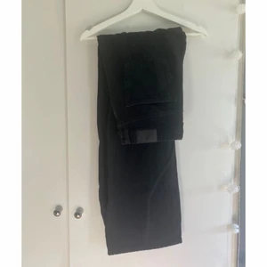 Monki yoko jeans - Yoko jeans från Monki. Använda fåtal gånger och fint skick. Storlek 33. Säljer pga de är för korta för mig (är 180 som referens). Frakt tillkommer