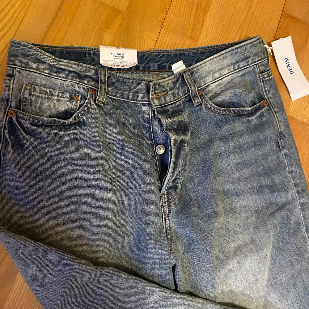 Ursnygga jeans med perfekt jeansfärg säljes pga flytt. Aldrig använda. Lappar kvar. Vintage fit cropped. Jeans & Byxor.