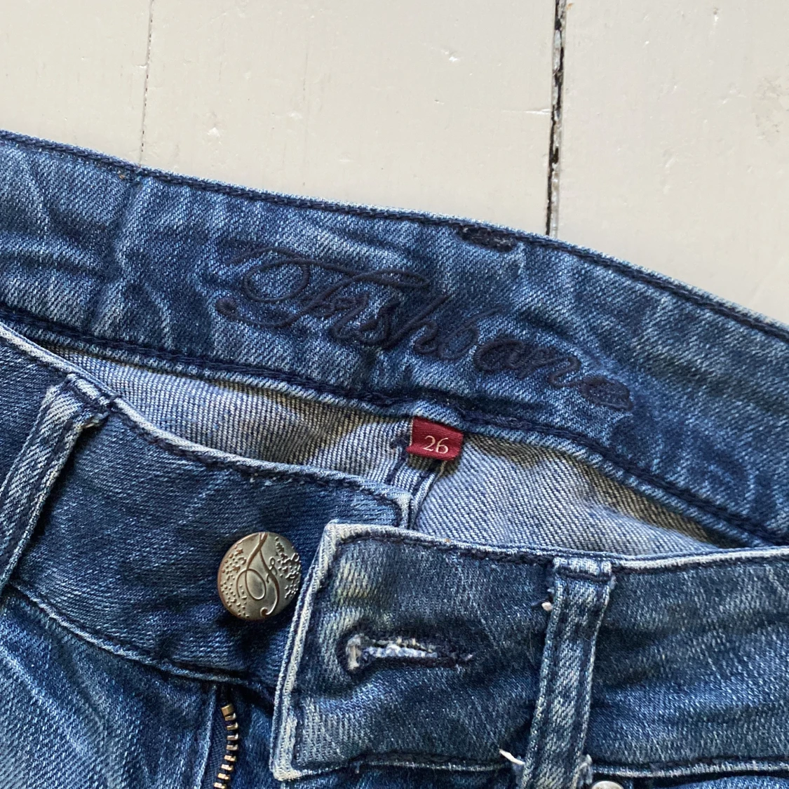 Mörka jeans med slitningar - 91