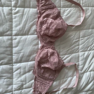 Ivory rose  - Storlek 30G, använd högst 2 gånger, väldigt bra skick. Köpt på Asos. 