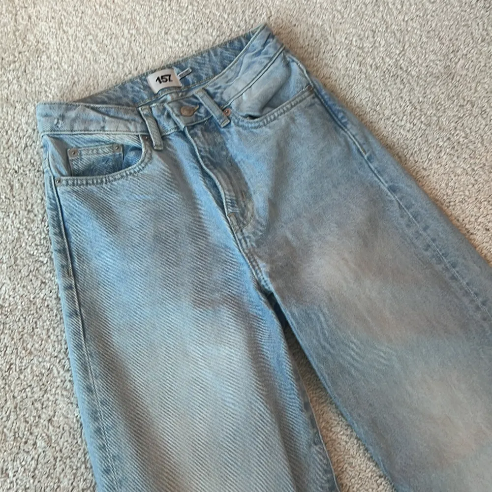 Ljus blåa Wide leg jeans i storlek xxs men skulle men passar mig som brukar ha xs/s. Använda ett fåtal gånger. Jeans & Byxor.