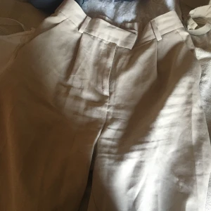 Beiga kostymbyxor - Långa, knappt använda, mycket snyggare på än på bild