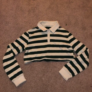 Grön/vit randig tröja! Storlek xs  - Denna tröja är ganska liten men otroligt cool! Den är vit och grön randig och knapparna uppe kan man öppna och stänga. Det är en magtröja! Plagget är från SHEIN. 