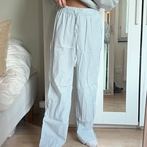 Randiga pyjamasbyxor 💙 - Sjukt fina pyjamasbyxor i ljusblå med ränder, aldrig använda och i skönt viskosmaterial! För långa för mig som är 163 tyvärr & slutsålda på HM. Lite skrynkliga men går att fixa  💙