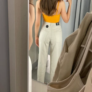 Jeans - Beigea mom jeans från H&M. Något korta på mig som är 175 ⚡️💖 sitter jättesnyggt i midjan! 