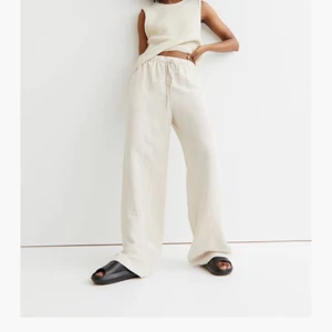 Linnebyxor  - Helt slutsålda byxor, aldrig använda då de inte passade mig!💘💘 Storlek M! Bud höjs med minst 5kr!💘💘 HÖGSTA BUD 360!!💘