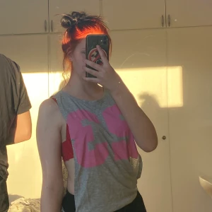 Linne - Grått linne med siffrorna ”23” på, storlek S, luftig mjukt material riktigt skön knappt använd 