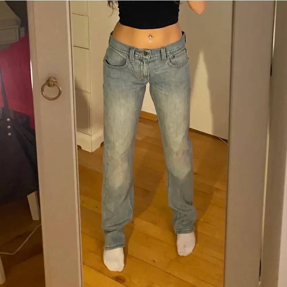 Levi’s jeans köpta här på plick, säljer då de tyvärr ej passade mig, (bilder från förra säljaren). Modell 511, Levi’s, midja 80 cm & innerben 83 . Jeans & Byxor.