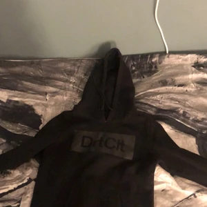 Hoodie - Hej! Jag säljer denna tröja då den inte komme till någon användning och inte är min stil längre.  Det är en äkta dirtcült tröja. Köptes för ett år sen och i fint skick. Jag köpte den för 650kr och säljer den för 300-450kr. Pris kan diskuteras ifall nån kommer med ett var förslag.