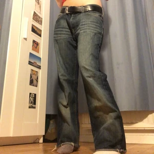 Coola jeans - Säljer dessa coola väldigt lågmidjade jeans! Avklippta. Midjemått va 90 cm, innebenslängd ca 75 cm! Passar mig med skärp, fast jag brukar ha typ midjemått 82!