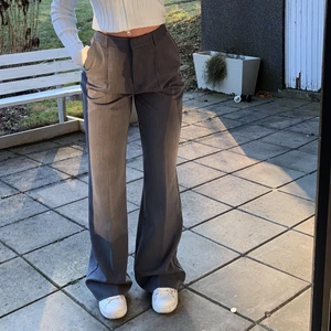 Raka kostymbyxor - Säljer dessa UNDERBARA kostymbyxor från NAKD med prislapp kvar (enbart testade o fotade). Nypris 599kr. Är 165 cm lång o dessa är för långa för mig, skulle säga att de passar bättre längdmässigt på någon som är 170-180cm! Har vanligtvis 36 men dessa är lite oversized i passar mig perfekt i storlek 34. Frakt 66kr tillkommer🥰