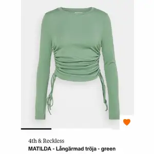 Säler denna bruna långärmade tröjan. Första bilden ser tröjan fast i en annan färg, tröjan jag säljer är brun🤎det står ingenstans vilken storlek är i, men jag är ganska säker på att den är M🤎Den är stretchig och är mjuk🤎66kr frakt + 100kr🤎Köpt ifrån zalando, men är slutsåld😋