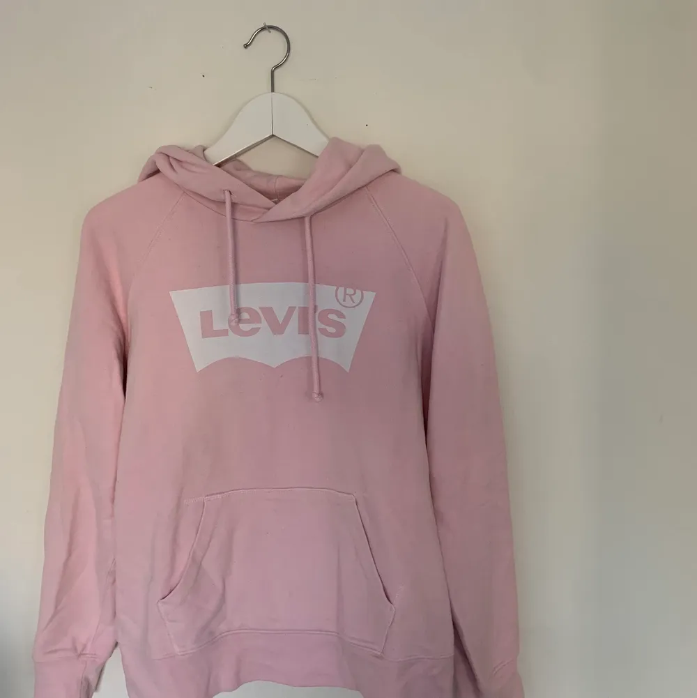 En använd Levi’s hoodie med bra passform. Väldigt fin färg och funkar vid alla årstider. Lite tunnare hoodie men fortfarande väldigt bekväm. . Hoodies.