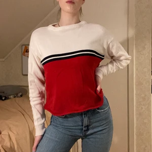 Brandy Melville tröja - Söt tröja fråga Brandy Melvillle. I bra skick, säljer pga att den inte används. 