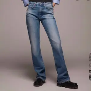 Säljer dessa skitsnygga och populära zara jeans på grund av att de inte används. Knappt använda så i mycket bra skick. Skriv privat för fler bilder eller frågor💕💕