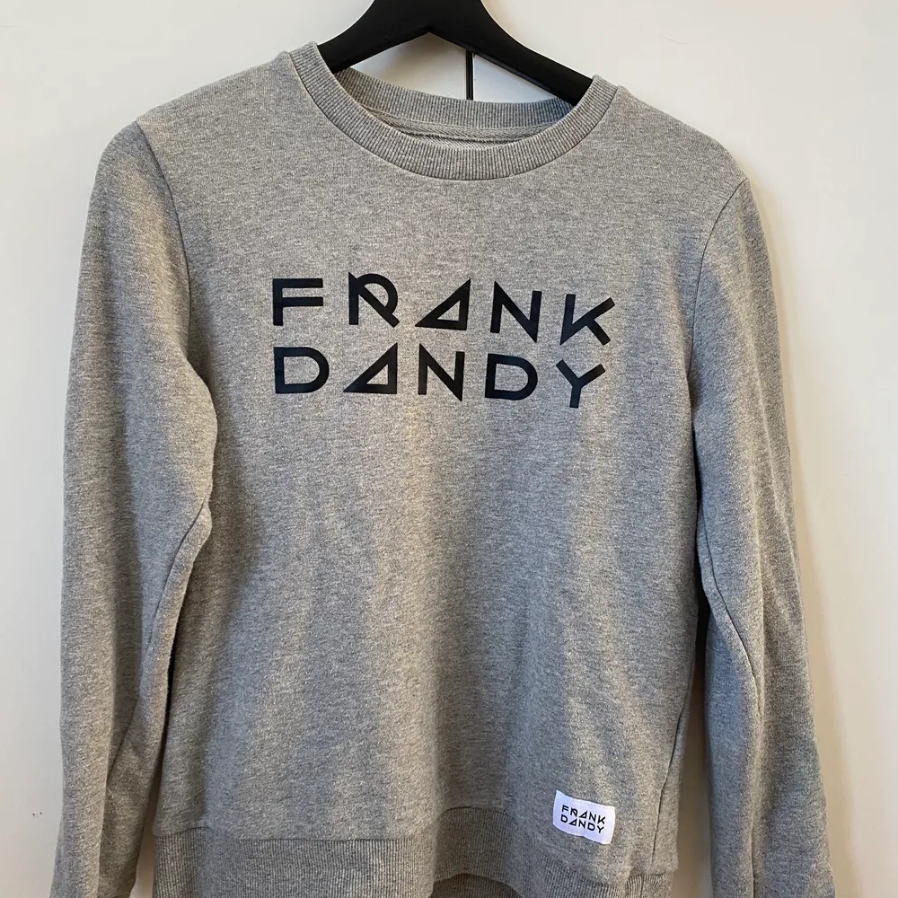 Snygg sweatshirt från Frank Dandy🥰❤️‍🔥 jättefin och passar till allt💛 Säljer då den inte kommer till användning längre. Tröjor & Koftor.
