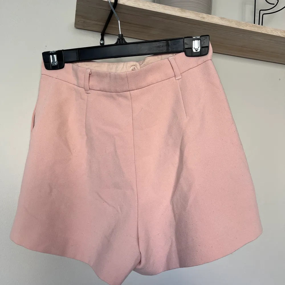 Ett par smutsrosa shorts från River Island. Högmidjade och inte åtsittande vid benen.. Shorts.