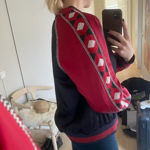 SATIN BOMBER & OTHER STORIES  - Magisk satin bomber jacka ifrån & other stories med pärlprydda ärmar. Tung och lyxig kvalité. Nypris 1500:-      Väldigt bra skick! Storlek 38. 