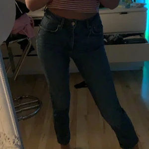Snygga trendiga jeans  - Säljer dessa fina byxorna från ginatricot då dom har blivit försmå för mig. Det finns ett litet hål längst upp på byxan (se bild) men är inget man märker av. 