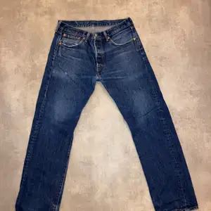 Blå vintage Levis jeans i storlek 32-30 sitter något mindre