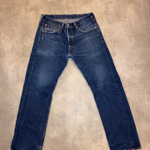 Vintage Levis jeans  - Blå vintage Levis jeans i storlek 32-30 sitter något mindre