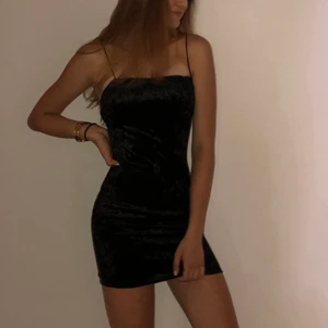 black special material dress - Best material dress with best quality - only wear it twice at parties - still very new bought from ZARA for 350 kr