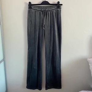 Sköna mjukisbyxor  - Säljer dessa helt oanvända mysbyxorna från Gina tricot. Säljer dom då jag har likadana i andra färger så dessa har inte kommit till använding💕💕