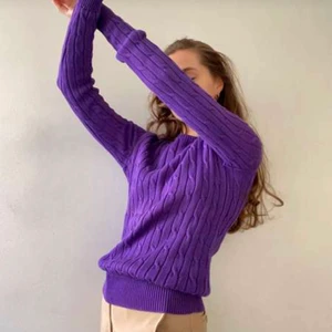 Tröja - Superhärlig lila stickad tröja från ralph lauren. Storlek M. Skicka gärna ett meddelande vid frågor!