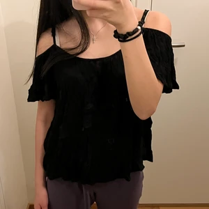 Topp - Säljer denna fett fina svarta offshoulder toppen 💘💋 Från Gina!