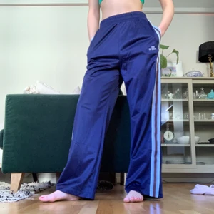 Tränings byxor - Baggy, bekväma träningsbyxor. använt dem för hiphop lektioner💫storlek s men tror de också funkar bra på m. pris kan diskuteras☺️