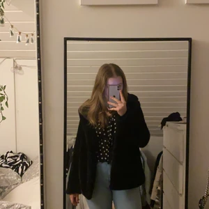 Kort pälsjacka - INTRESSEKOLL på min korta pälsjacka. Inte använd mycket bara några påtal gånger. Väldigt gott skick alltså som ny. Väldigt varm och gosig. Har fickor. Passar mig som har mellan s-m men skulle passa xs också beror på hur man vill att den ska sitta. Men den är i storlek S. Köparen står för frakt. Om många är intresserade blir det budgivning. Men avgör sedan om jag blir nöjd med priset💓💓💓 Frakten är 66kr💓💓💓