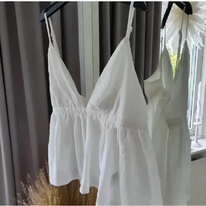 Linne tröja från bikbok  - Jättefint volanglinne i stl M. Men skulle säga att det är väldigt litet i storleken så mer ett S. Vid stort intresse börjar jag bjuda