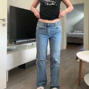 Zara jeans  - Snygga jeans från zara med hål i knät på ena benet. Snyggt oversized jeans och jeansen är i strl 38. Dem är Low waist.