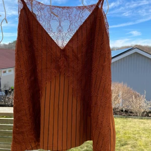 Linne med spets  - Oanvänt linne från zara med spets, prislapp kvar! Storlek M, passar XS- M beroende på passform! Säljes pga. Flytt