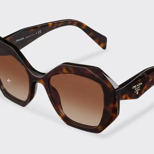 PRADA symbole sunglasses  - Säljer dessa supersnygga glajjor som inhandlades i september 2021 i Pradabutiken på Birger jarlsgatan (kvitto finns). Är använda Max 5 gånger så inga repor eller liknande, toppskick. Säljer pga jag fick välja ett par lika dana men med styrka i inom ramen för mitt Synsamabonnemang - väljer hellre att faktiskt se något också. 🤠  Ingen hake alltså, bara onödigt med två lika dana par!  De går för 3700 på Prada.com 🤎  Dessutom wow vilken kvalite! Man märker så stor skillnad på glas och bågarna!!!