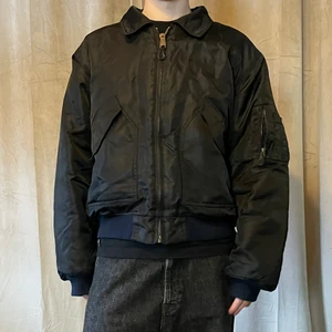 Bomberjacka - Snygg bomberjacka med krage. Den sitter jättefint och är i utmärkt skick. Jag är 182cm lång. Frakt tillkommer på 66kr (postnord spårbart)