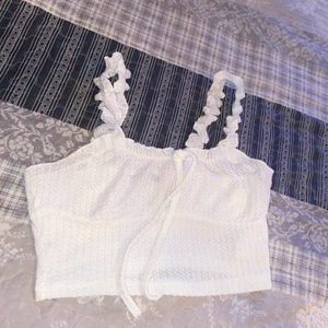 Supersöt sommartopp💓💓 - En superfin och söt vit sommartopp, den är från shein och knappt använd då jag köpte den mot sommarens slut förra året. älskar banden som ser lite extra ut vilket inte gör den tråkig. 💓