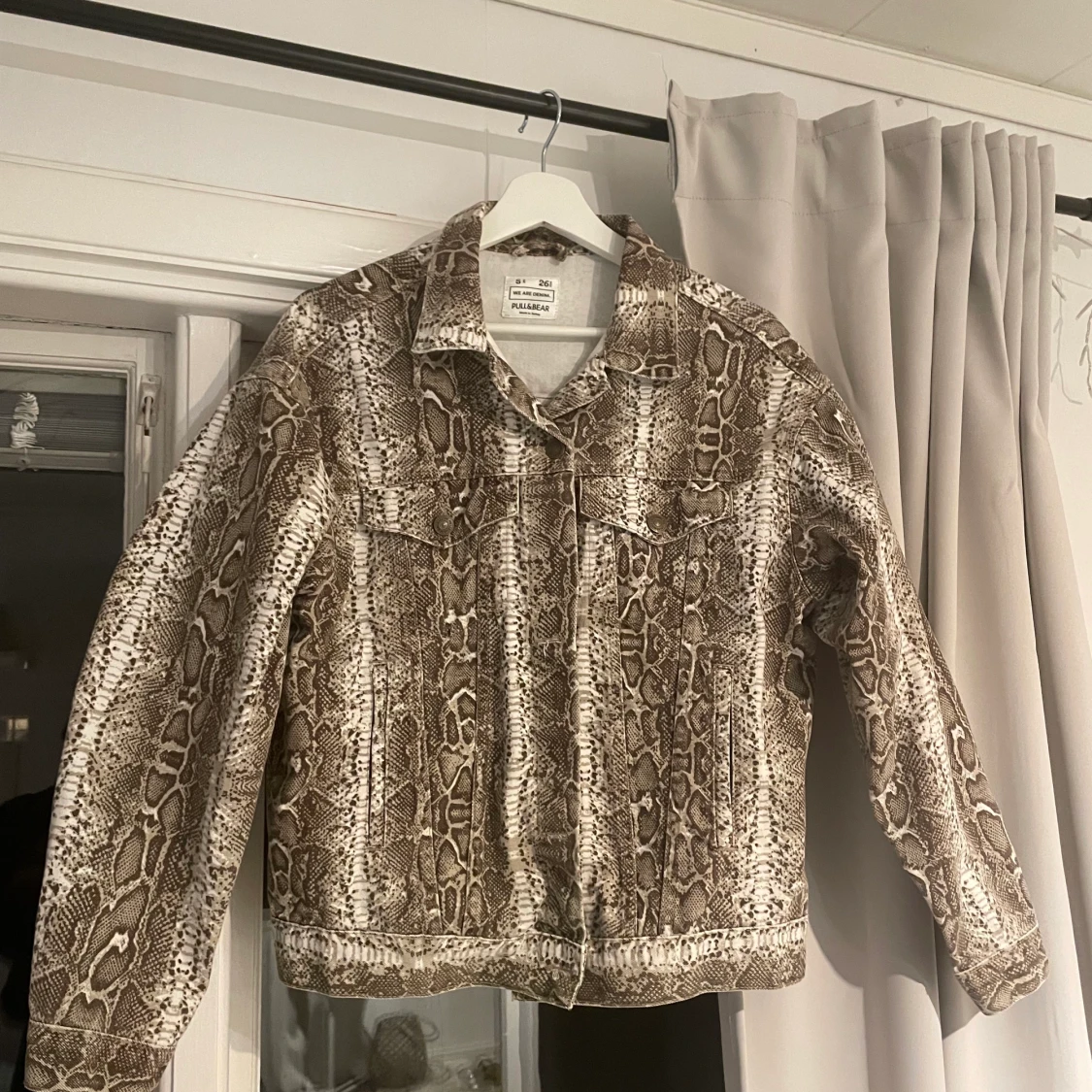 Ormskinns mönstrad jeansjacka.  - 91