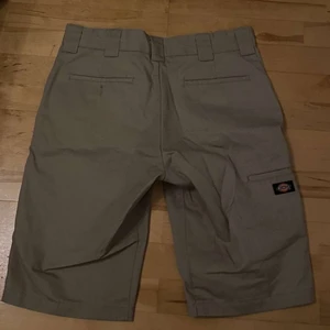 dickies shorts - dickies shorts i jätte bra skick. storlek w30 köparen står för frakt 💚 