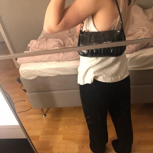 Svart väska - Säljer denna superfina väska med krokodilimitation. Använd få gånger. Jättebra skick!