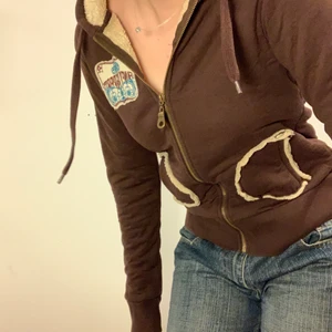 Brun hoodie - Snygg och trendig brun hoodie med fluff på insidan köpt secondhand 🥰