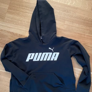 Puma hoodie - Svart puma hoodie💕⚡️  Superfin hoodie som passar perfekt till träning eller vardags. Den är i storlek 152 men passade mig förut när jag hade XS.  Jättefin på alla sätt som finns, vid frågor skriv jättegärna❤️