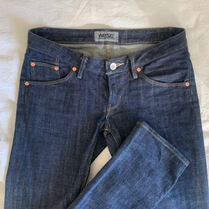 jeans - riktigt snygga och lådmidjade jeans från wesc! på mig sitter de tajt över låren och lösare om smalbenen