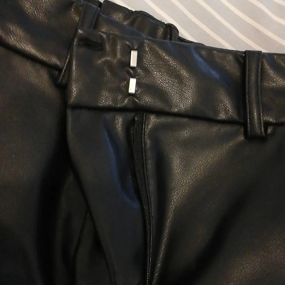 Jag säljer dessa leather imitation byxorna som är från H&M och som sitter som culotte byxor som man ser på bilder. Jag köpte dem i somras och har inte kommit till användning. De sitter väldigt bra och är ganska bekväma. Köparen står för frakten. 💕 . Jeans & Byxor.