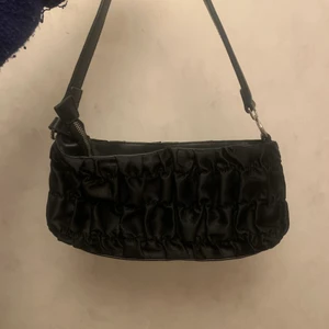 Svart baguettväska från nakd - Jättefin väska ifrån nakd i bra skick. Nypris: 350 kr, men säljs för endast 65kr + frakt 💗 Tar endast emot Swish! 
