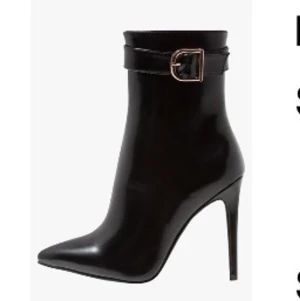 Klassiska black stövlar  - Klassiska black stövlar, stl 39• helt nya 