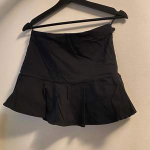 Säljer min lågmidjade kjol från Zara då den är för liten, har använt den en gång. Skulle nog säga att det är en S och inte M. Ny pris 399kr 