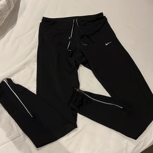 Löpartights Nike  - Träningstights från Nike passar perfekt till löpning, reflexer (se sista bilden). Storlek XS men har passat mig som är en S ✨ 