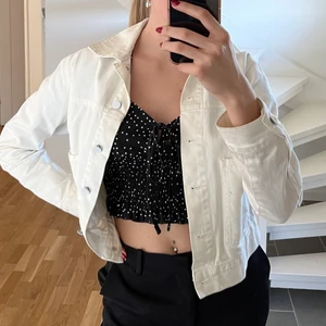 Vit jeansjacka från bikbok  - En vit jeansjacka i storlek XS från BikBok. Den är kort i modellen och är perfekt nu till våren/sommaren! 