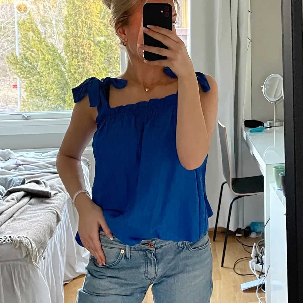 Blått linne från h&m 🤍 köptes förra sommaren säljer nu pga inte min stil längre! . Toppar.